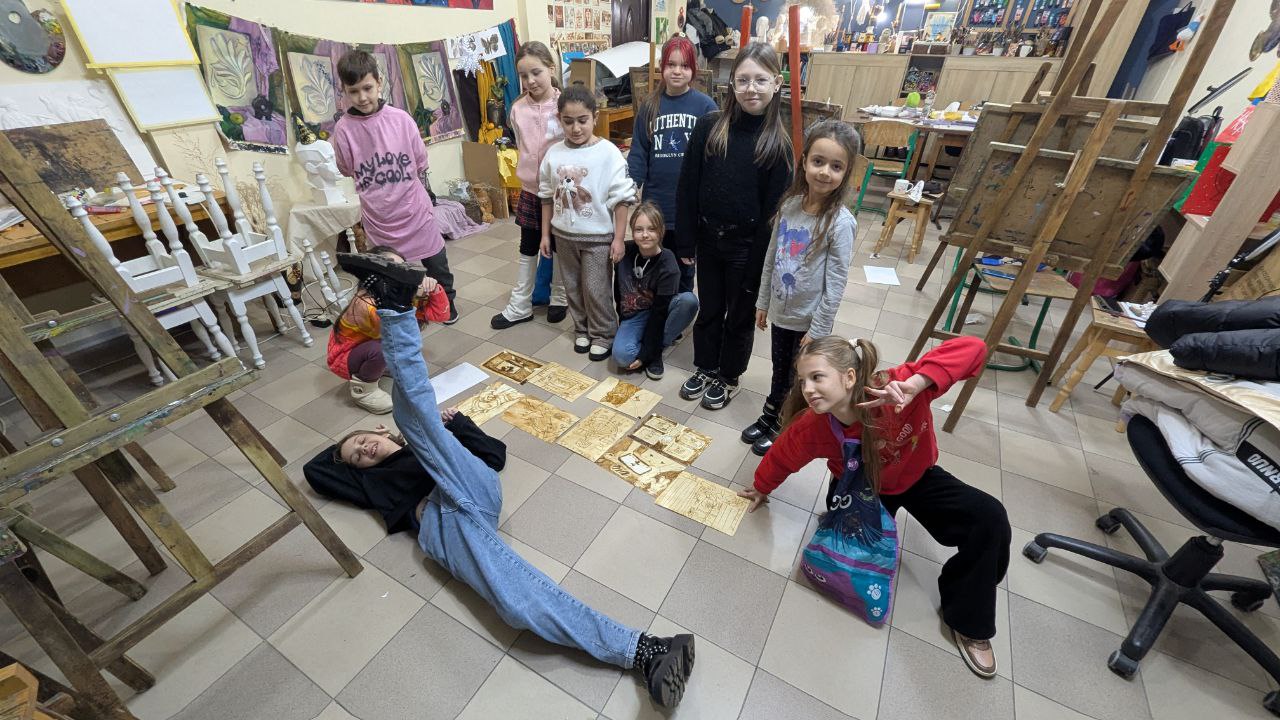 Заняття малюванням у студії Visual Art Center