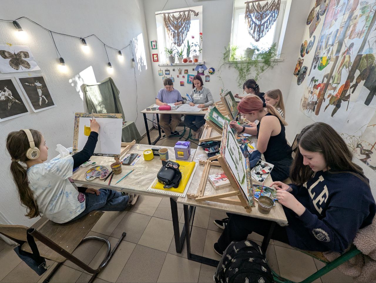 Учні та роботи в художній студії Visual Art Center